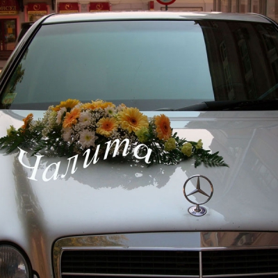 Flower decoration of a car �Peach Gerbera Diasies�