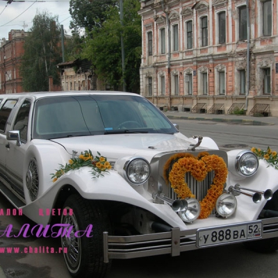 Decoration of an retro limousine �Flower Heart�